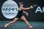 tennisspiller i aktion på banen