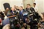 politikere står samlet til pressebriefing