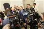 politikere står samlet til pressebriefing