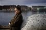Louise Holck op ad en stor sten