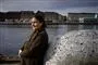 Louise Holck op ad en stor sten
