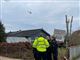 lastbil holder i have og helikopter ses i luften  