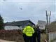 lastbil holder i have og helikopter ses i luften  
