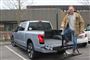 En mand på vej op bag i en pickuptruck