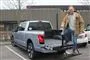 En mand på vej op bag i en pickuptruck