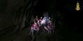 drenge sidder i grotte 