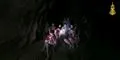 drenge sidder i grotte 