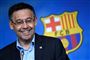 Mand ved Barcelona-skilt