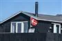 Et sortmalet træhus set udefra
