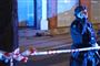 politibetjent står på gaden