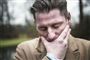 en mand ser trist ud