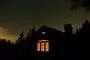 Et oplyst hus en mørk aften 