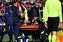 Neymar på en bårer omgivet af sygehjælpere