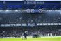 fodboldstadion med mennesker på tribunen