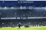 fodboldstadion med mennesker på tribunen