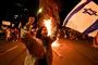 demonstranter med et flag