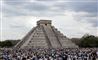en pyramide med folk omkring