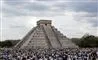 en pyramide med folk omkring