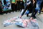 en demonstrant