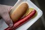 rød pølse med brød