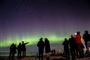 folk kigger på nordlys