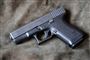 pistol ligger på klæde