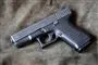 pistol ligger på klæde