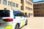 politibil holder foran retten i glostrup