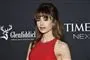  Lily Collins i rød kjole