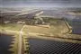 hus omgivet af solceller