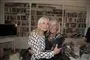 Anne Linnet og Britt Bendixen krammer