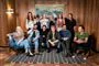 flok skuespillere sidder i stue