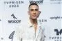 mand poserer ved premiere 