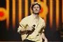 Morten Fillipsen på scenen med en mikrofon