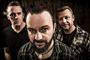 Tim Christensen i forgrunden bag ham står to andre medlemmer af Dizzy Mizz Lizzy