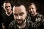 Tim Christensen i forgrunden bag ham står to andre medlemmer af Dizzy Mizz Lizzy