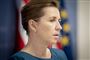 Mette Frederiksen i profil hun ser trist ud
