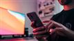 en person ser på sin mobiltelefon