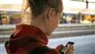 pige med mobiltelefon
