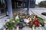 Der blev lagt blomster og sat lys foran det plejecenter i Holbæk, hvor en 37-årig gravid ansat i november 2022 blev dræbt. To personer er blevet tiltalt for at have planlagt drabet på hende. (Arkivfoto).