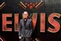 Tom Hanks foran et stort skilt, hvor der står Elvis.