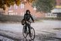 person cykler i regnvejr