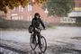 person cykler i regnvejr