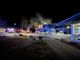 Udrykningskøretøjer ved et kollegie, som brænder
