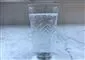 Et glas vand på et bord