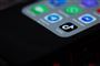 En smartphone med blandt andet TikTok app