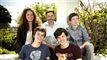 Hele familien sidder sammen i en have