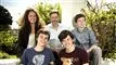 Hele familien sidder sammen i en have