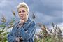 kvinde poserer i naturen