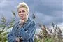 kvinde poserer i naturen